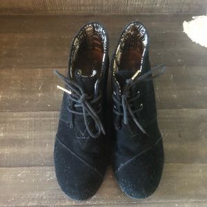TOMS wedges black size 10 wedge bootie ! Great for all seasons. Good condition.